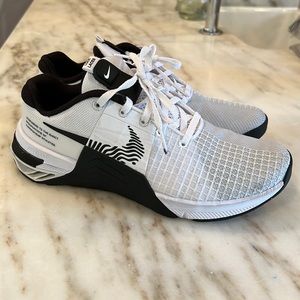 Nike Metcon size 6 men’s or 8 women’s. Worn only a few times.